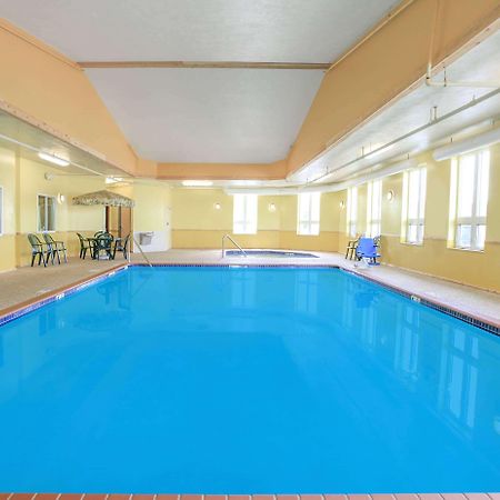 Super 8 By Wyndham Sault Ste. Marie Hotel Luaran gambar